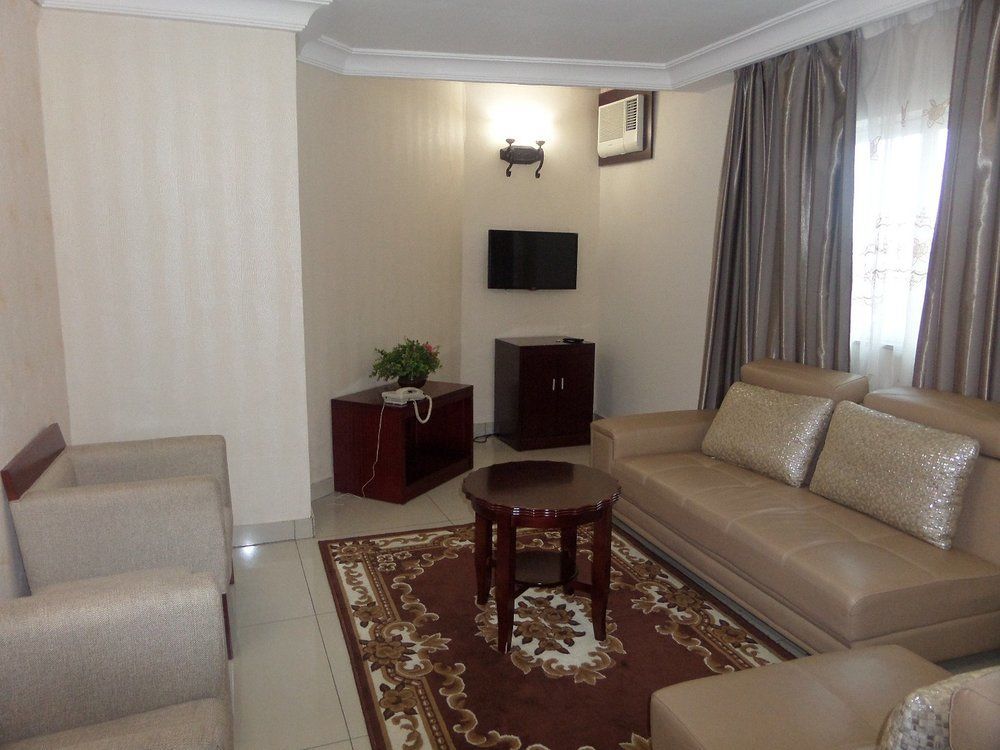 Barcelona Hotels, Abuja Mobushipe Экстерьер фото