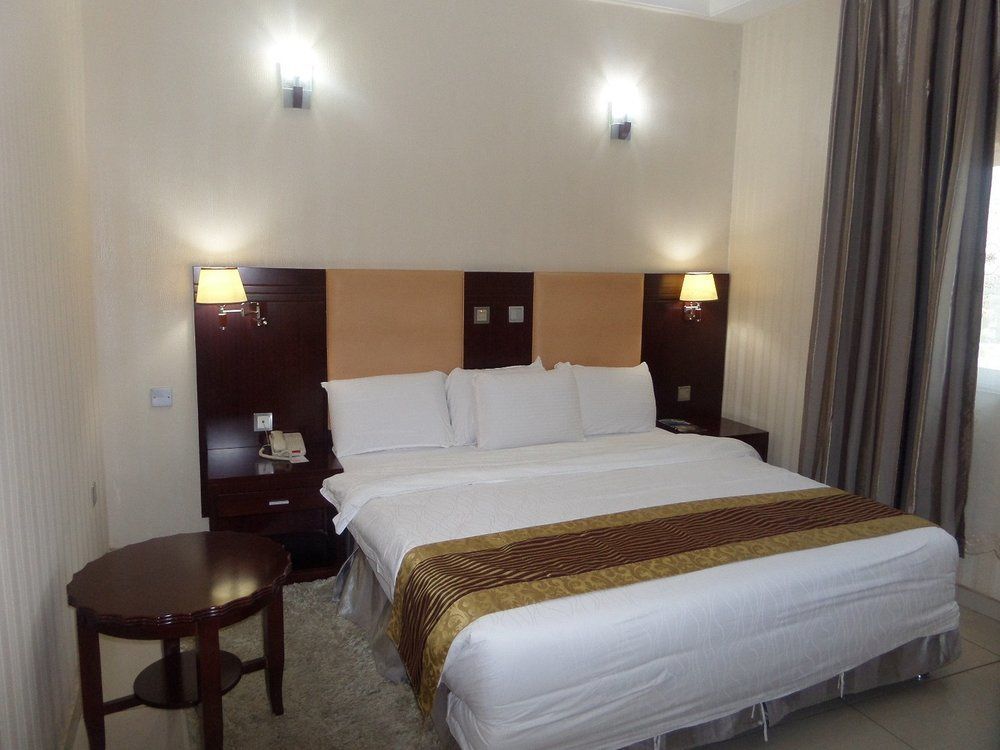 Barcelona Hotels, Abuja Mobushipe Экстерьер фото